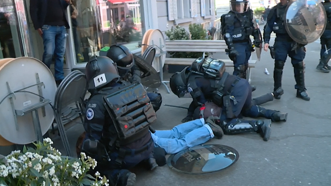 Polizei nimmt 6 Personen an Nachdemo fest – Einsatz mit Gummischrot und Tränengas