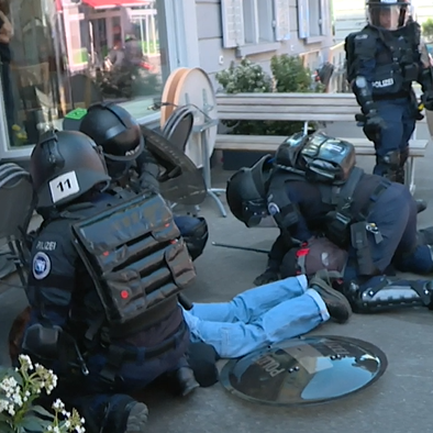 Polizei nimmt 6 Personen an Nachdemo fest – Einsatz mit Gummischrot und Tränengas