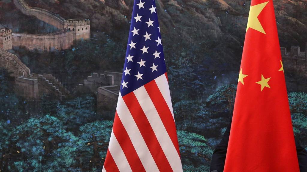 ARCHIV - Die Flaggen von China und den USA. (Archivbild) Foto: Feng Li / Pool/GETTY IMAGES / POOL/dpa