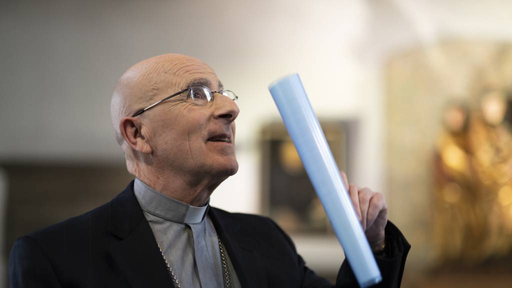 Der Churer Bischof Bonnemain präsentierte 2022 einen neuen Verhaltenskodex, der spirituellen und sexuellen Missbrauch in der Kirche verhindern soll. Nun hat das Bistum ein Verfahren gegen einen Franziskanermönch angekündigt wegen mutmasslichen Fehlverhaltens gegenüber einer minderjährigen Person.