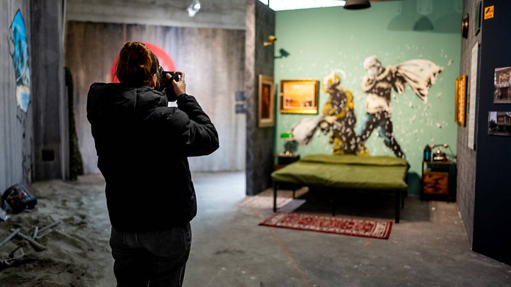 Die Werke des britischen Strassenkünstlers Banksy sind nun in Saxon im Unterwallis zu sehen. Die Dauerausstellung «The World of Banksy» zeigt allerdings keine Originale, sondern Kopien, die in ihrem Entstehungskontext rekonstruiert wurden.