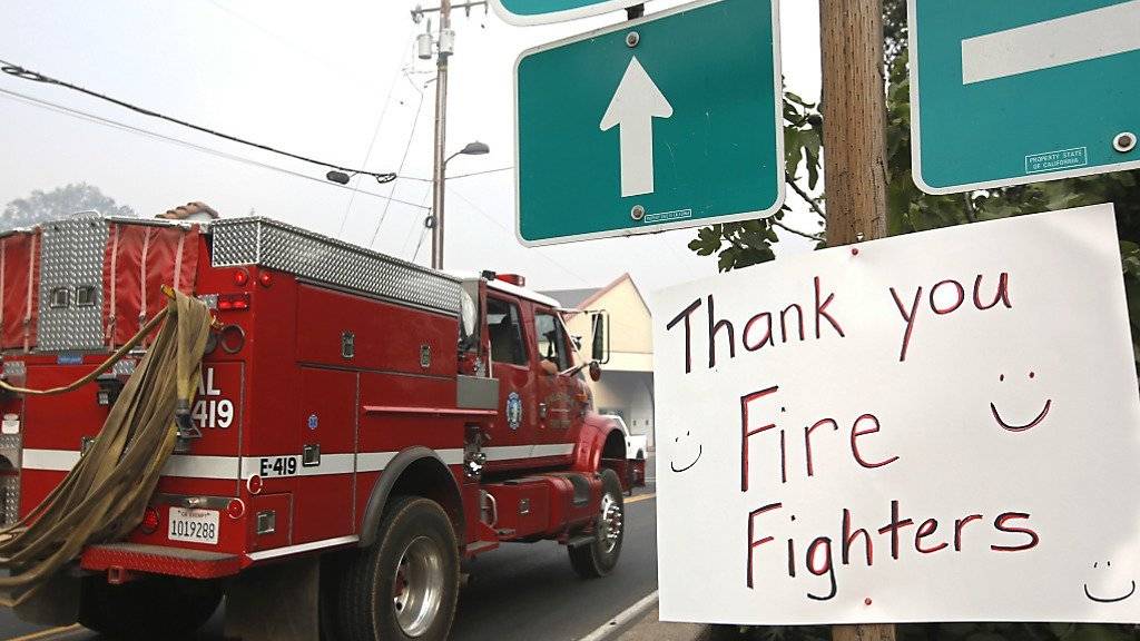 Die kalifornische Feuerwehr kämpft seit Wochen gegen die Flammen. Zwei der grössten Brände sind zumindest teilweise unter Kontrolle - die Bevölkerung in Angels Camp dankt.