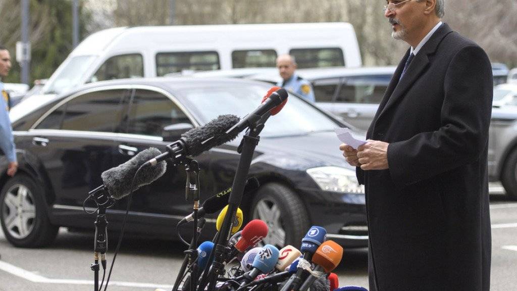 Der Chef von Syriens Regierungsdelegation, Baschar al-Dschafari, spricht am Freitag in Genf im Freien zu den Medien.