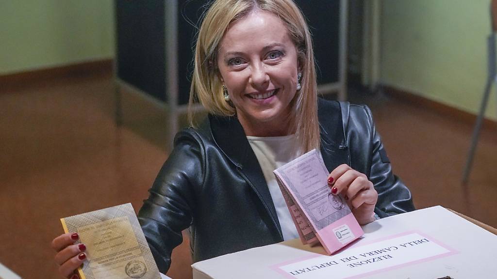 Giorgia Meloni, Vorsitzende der rechtsradikalen Partei Fratelli d'Italia, gibt ihre Stimme in einem Wahllokal ab. Foto: Alessandra Tarantino/AP/dpa