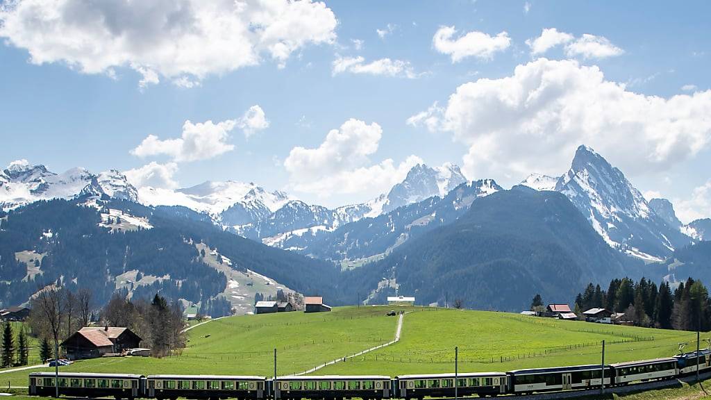 Die Montreux Berner Oberland Bahn unterwegs im Saanenland. (Archivbild)