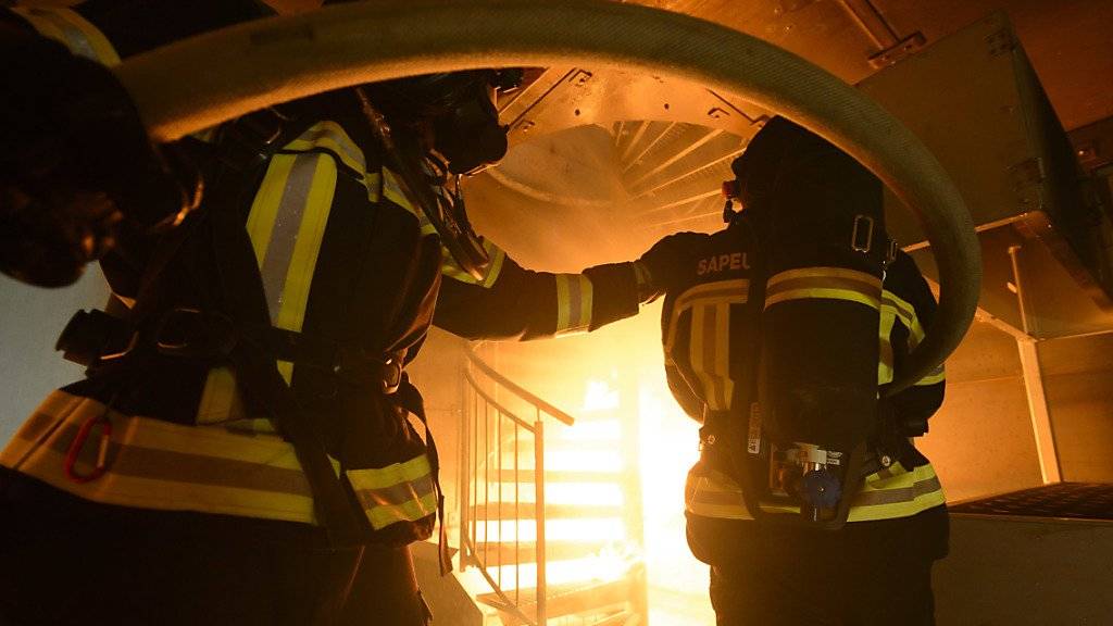Immer öfter steckt in der Feuerwehruniform eine Frau. 2016 waren schon fast ein Zehntel der 88'000 Feuerwehrleute der Schweiz weiblichen Geschlechts. (Symbolbild)