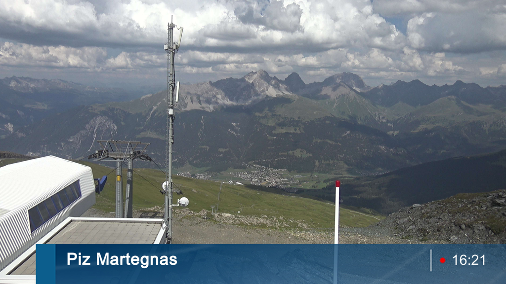 Auch auf dem Piz Martegnas ist es schön kühl und bewölkt. (Bild: Livecam)