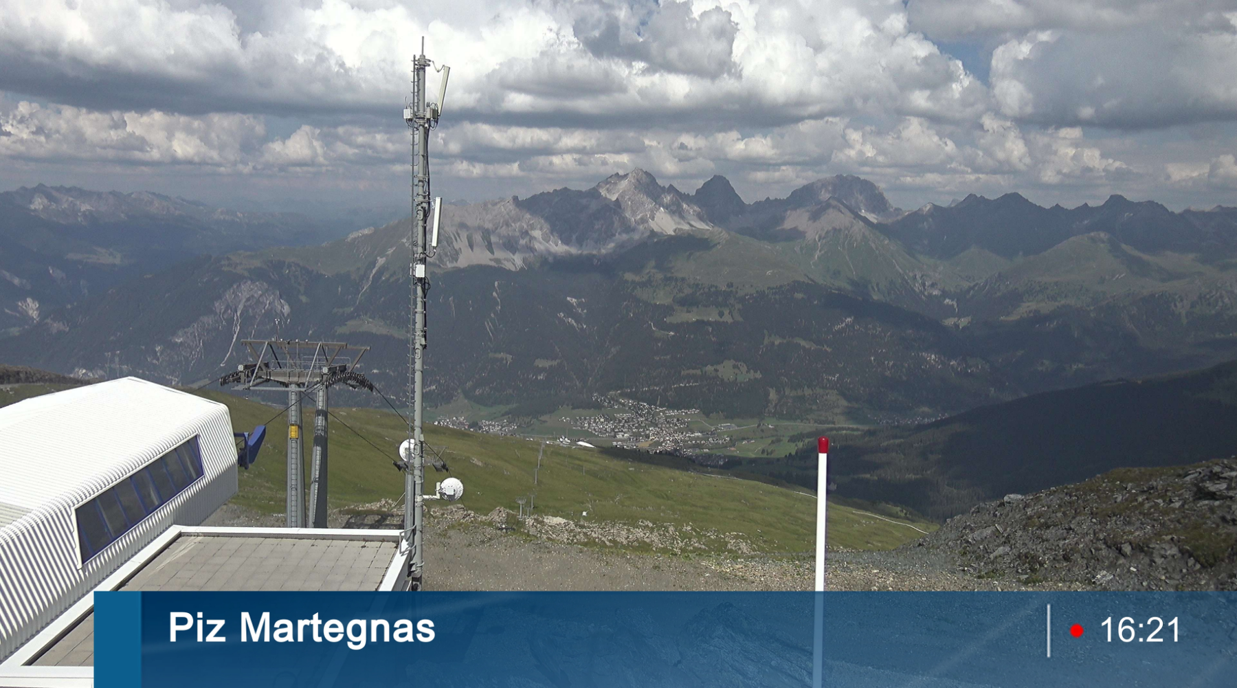 Auch auf dem Piz Martegnas ist es schön kühl und bewölkt. (Bild: Livecam)