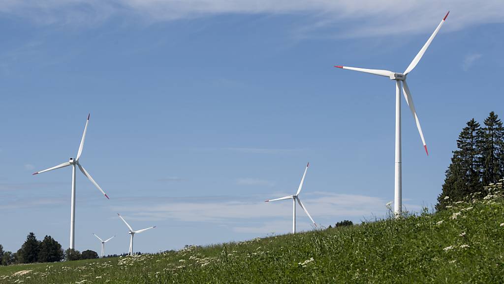 Das Kantonsgericht in Neuenburg weist Einsprachen gegen drei Windkraftprojekte im Jura ab. (Symbolbild)