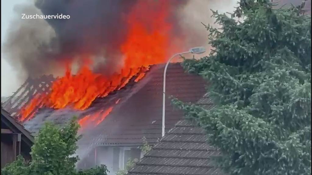 Riesige Rauchwolke: Wegen einer Fritteuse kommt es in Dintikon zum Grossbrand