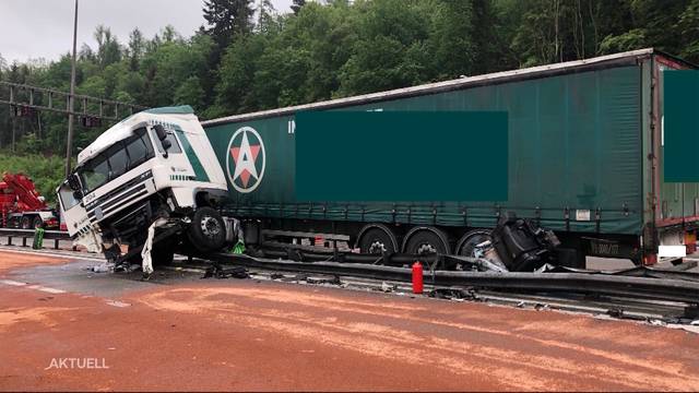 Riesenstau auf A1 wegen Lastwagenunfall