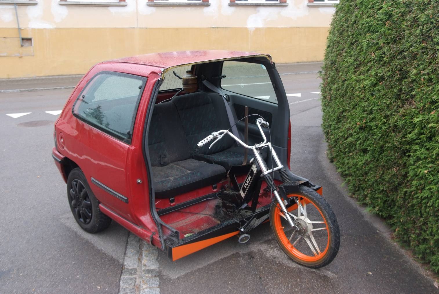 Ein Mann in Jonschwil schweisste ein Auto und ein Mofa zusammen. (Bild: Kantonspolizei St.Gallen)