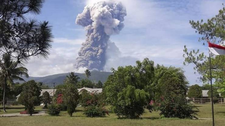  Vulkanausbruch  auf indonesischer Insel Sulawesi 