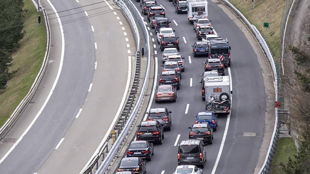 Stau vor dem Gotthard-Tunnel schon eine Woche vor den Feiertagen