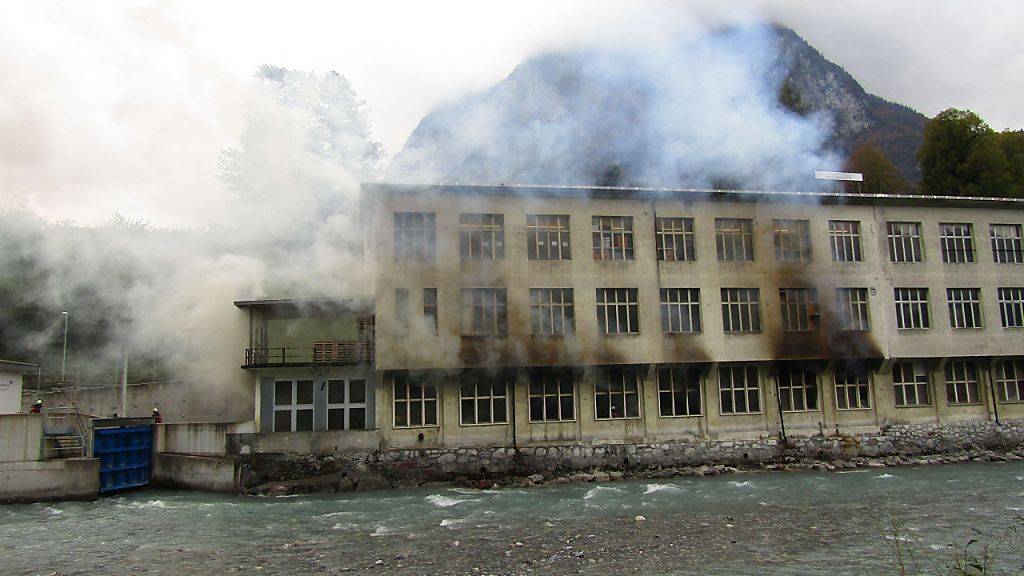 Dichter Rauch quillt aus dem brennenden Textilbetrieb in Glarus.
