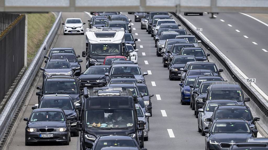 Über Auffahrt und Pfingsten dürfte es wieder zu kilometerlangen Blechlawinen vor dem Gotthard kommen. (Archivbild)