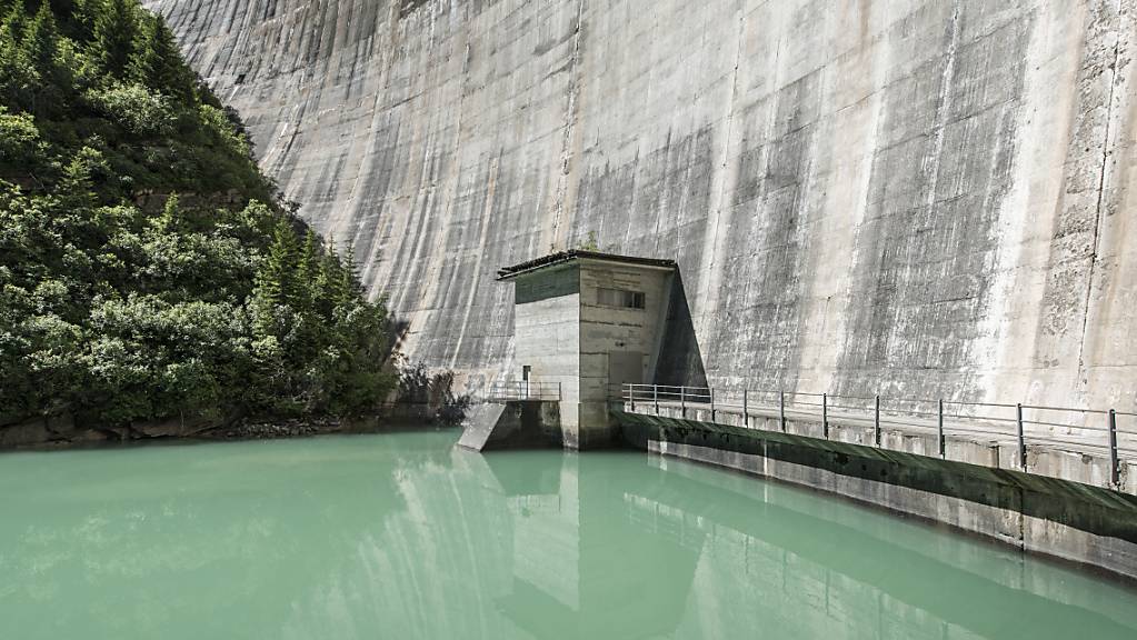 Nicht der Ausbau, sondern der Erhalt der Wasserkraft ist aus der Sicht der Bündner Regierung nötig, um die Ziele der Energiestrategie 2050 zu erreichen (Archivbild: Stausee Zervreila bei Vals GR).