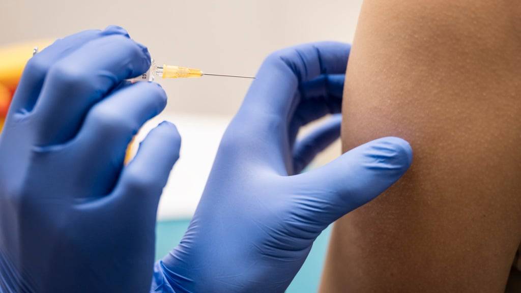 Impfungen sind in der Schweiz vom kommenden Jahr an von der Franchise der Krankenkasse ausgenommen. (Archivbild)