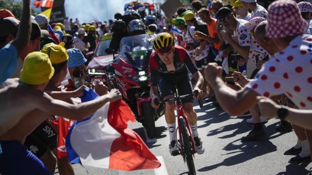 Thomas Pidcock wird 2022 von einer riesigen Menschenmenge zum Etappensieg auf der Alpe d'Huez getragen