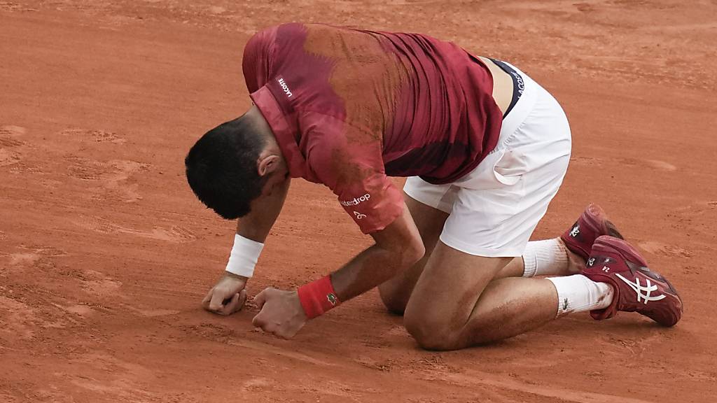 Novak Djokovic am Boden: Der Serbe fällt nach einer Meniskus-Operation vorerst aus. Ob er für Wimbledon rechtzeitig fit wird, scheint unwahrscheinlich