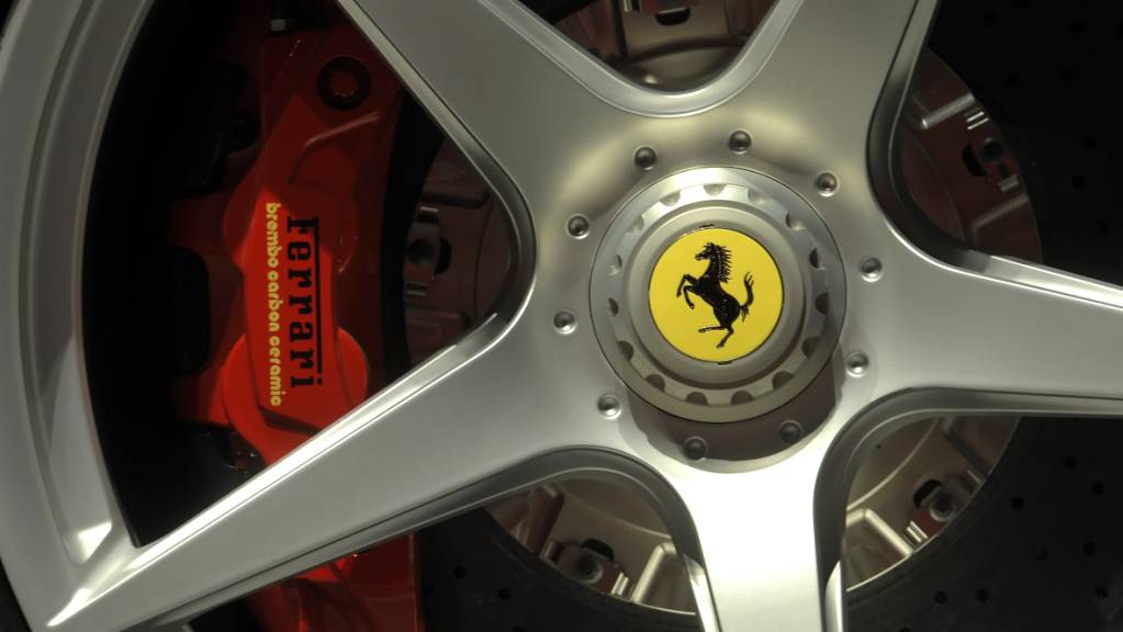 Der italienische Sportwagenhersteller Ferrari tritt bei seinen Gewinnzielen wegen der Coronapandemie auf die Bremse. (Archivbild)