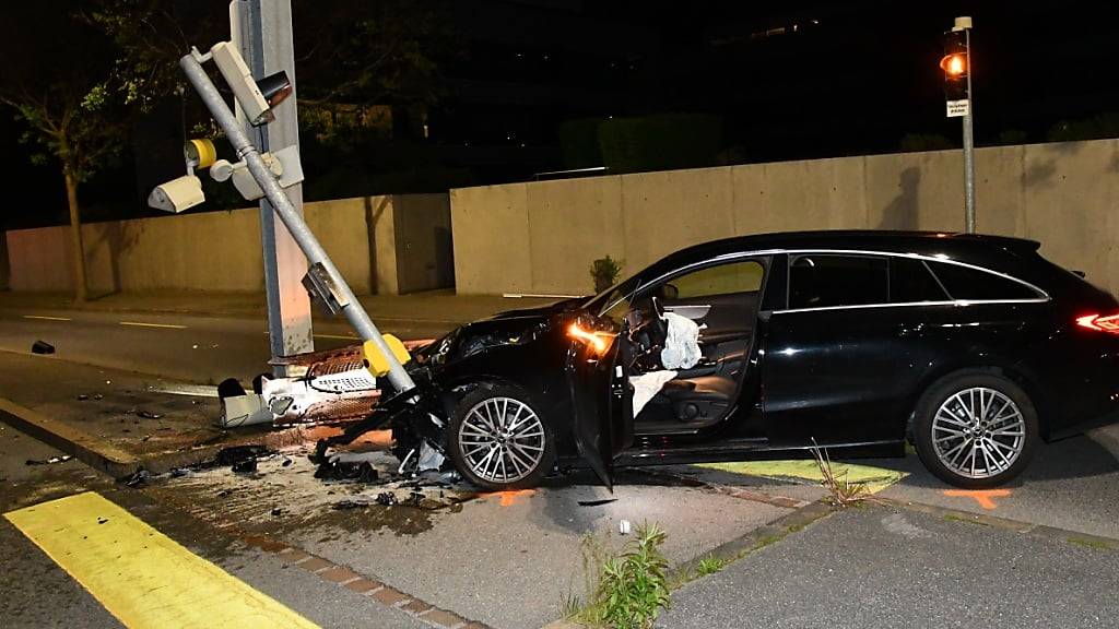 Autofahrerin in Chur will vor Polizei flüchten und kracht in Ampel