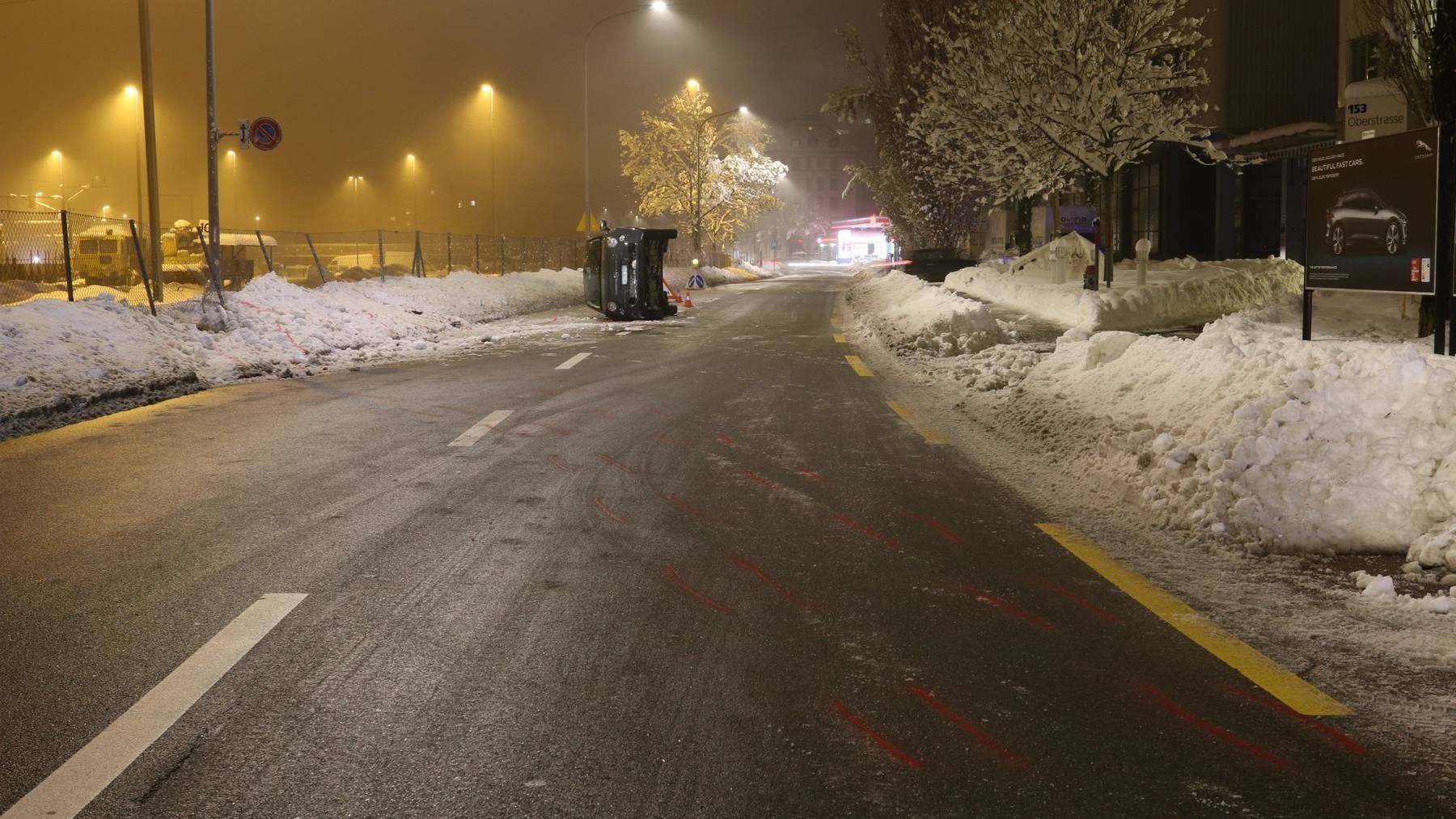 Das Auto landete nach dem Unfall auf der Seite.