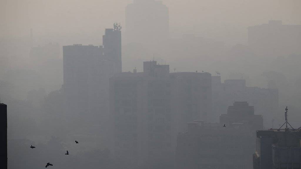 Von solchen Smog-Tagen wie hier im indischen New Delhi ist das Südtessin noch weit entfernt. Die Feinstaubbelastung erreichte seit Mittwoch allerdings bereits kritische Werte. (Archivbild)