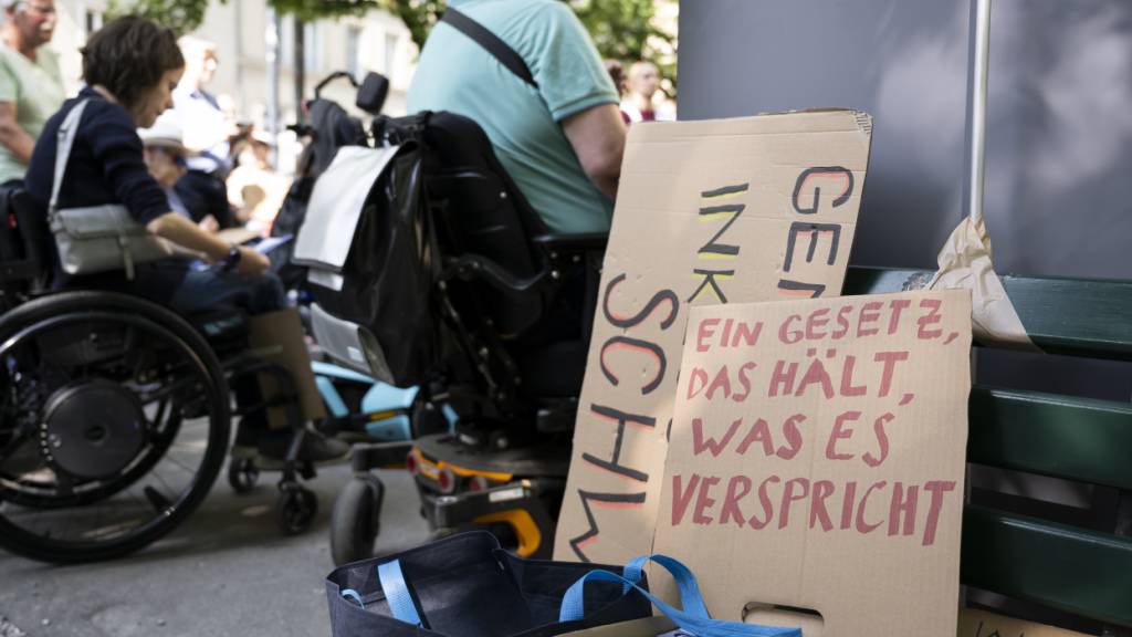«Ein Gesetz, das hält, was es verspricht»: Aktion des Komitees der Inkusionsinitiative in Bern für weniger Hürden im Alltag von Menschen mit Behinderung. (Archivbild)