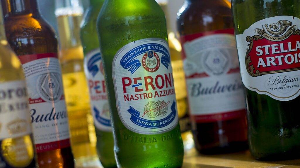 Die Amerikaner trinken zwar weniger Bud & co, trotzdem verdiente der weltgrösste Bierbrauer wieder mehr. (Archivbild)