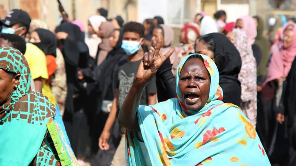 Eine Demonstrantin zeigt das Siegeszeichen, während Tausende auf der Straße gegen die Machtübernahme durch das Militär demonstrieren. Laut Angaben aus Diplomatenkreisen will sich der UN-Sicherheitsrat am Dienstag in einer Dringlichkeitssitzung mit der Lage im Sudan beschäftigen. Foto: Ashraf Idris/AP/dpa