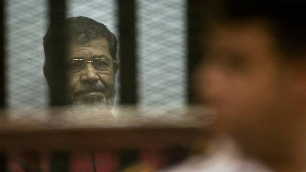 Ägyptens früherer Präsident Mohammed Mursi soll heikle Informationen an Katar weitergegeben haben und wurde deshalb zu lebenslanger Haft verurteilt. Katar kritisiert das Urteil.
