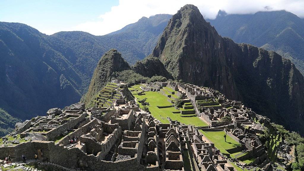 Die Touristenströme auf die peruanische Inka-Stätte Machu Pichu haben eine zerstörerische Wirkung auf die jahrhundertealten Steinoberflächen. Das Kultusministerium will daher den Zugang beschränken.