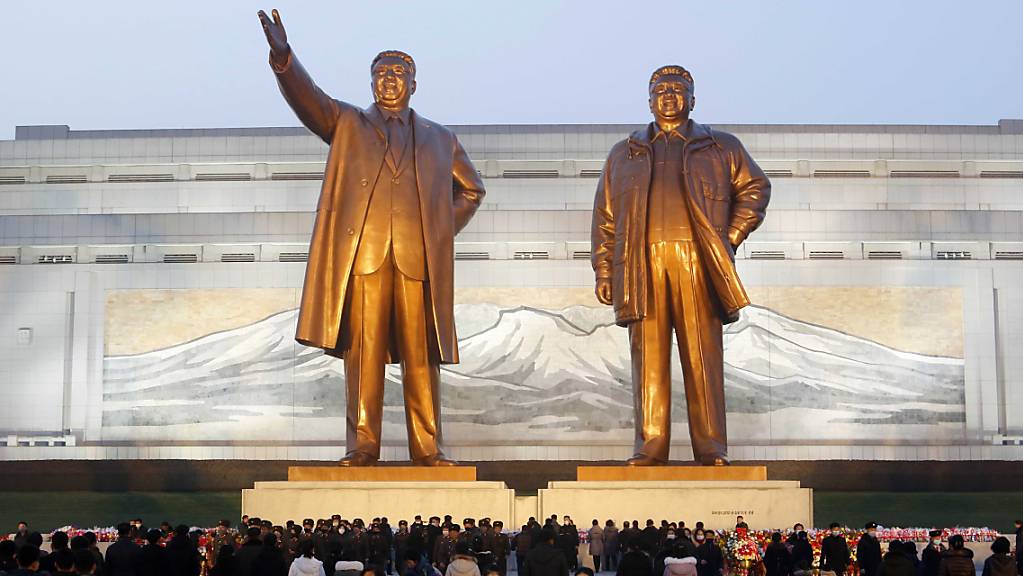 Bürger besuchen die Bronzestatuen ihrer verstorbenen Führer Kim Il Sung (l) und Kim Jong Il auf dem Mansu-Hügel. Foto: Cha Song Ho/AP/dpa