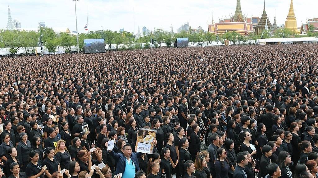Zehntausende Trauernde auf dem Sanam-Luang-Platz