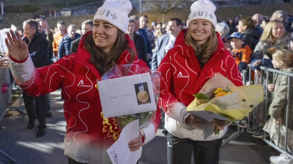 Mathilde Gremaud (links) und Marianne Fatton wurden nach ihrem Olympiasieg in La Roche im Kanton Freiburg gebührend gefeiert.