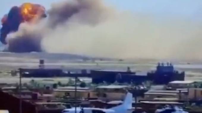 Über Landebahn hinausgeschossen: Video zeigt Crash von Militärflugzeug
