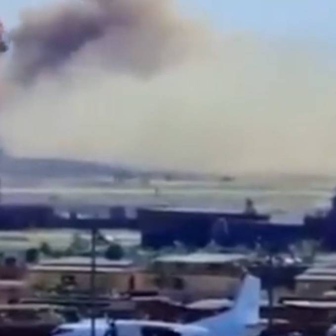 Über Landebahn hinausgeschossen: Video zeigt Crash von Militärflugzeug