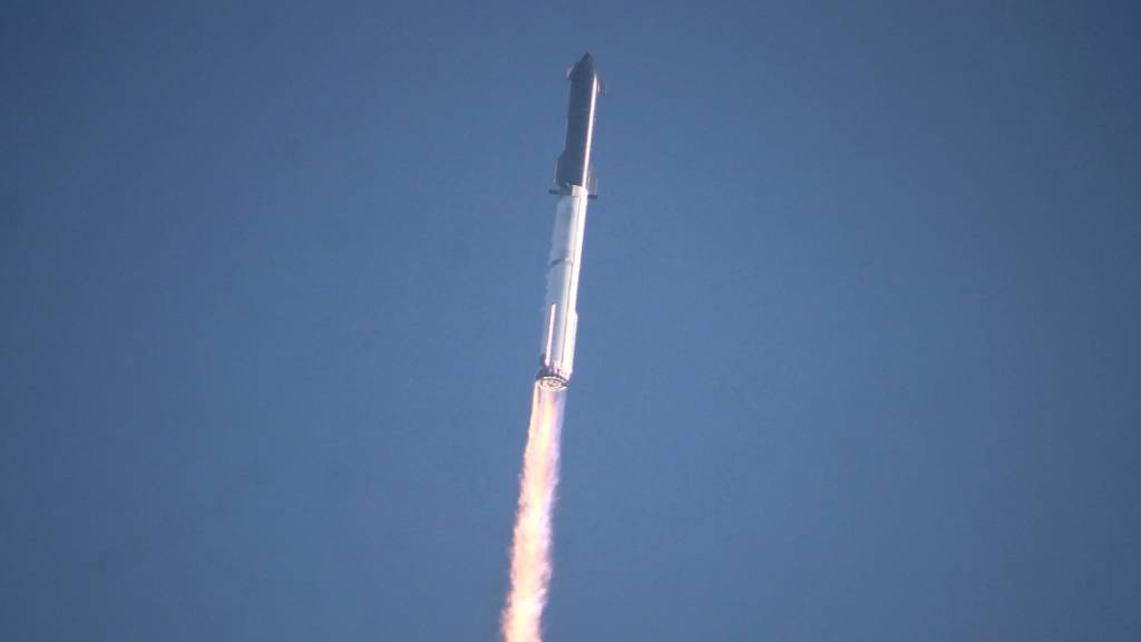 Rund ein halbes Jahr nachdem das grösste jemals gebaute Raketensystem der Raumfahrtgeschichte bei einem Testflug explodiert ist, soll am Freitag nun der nächste Versuch gestartet werden. Im Bild die im April explodierte Rakete. (Archivbild)