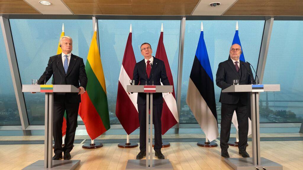 ARCHIV - Die Präsidenten der baltischen Staaten (l-r) Gitanas Nauseda (Litauen) Edgars Rinkevics (Lettland) und Alar Karis (Estland) nehmen an einer gemeinsamen Pressekonferenz in der Lettischen Nationalbibliothek teil. (zu dpa: «Baltenstaaten verurteilen Drohnen-Einschlag in Rumänien») Foto: Alexander Welscher/dpa