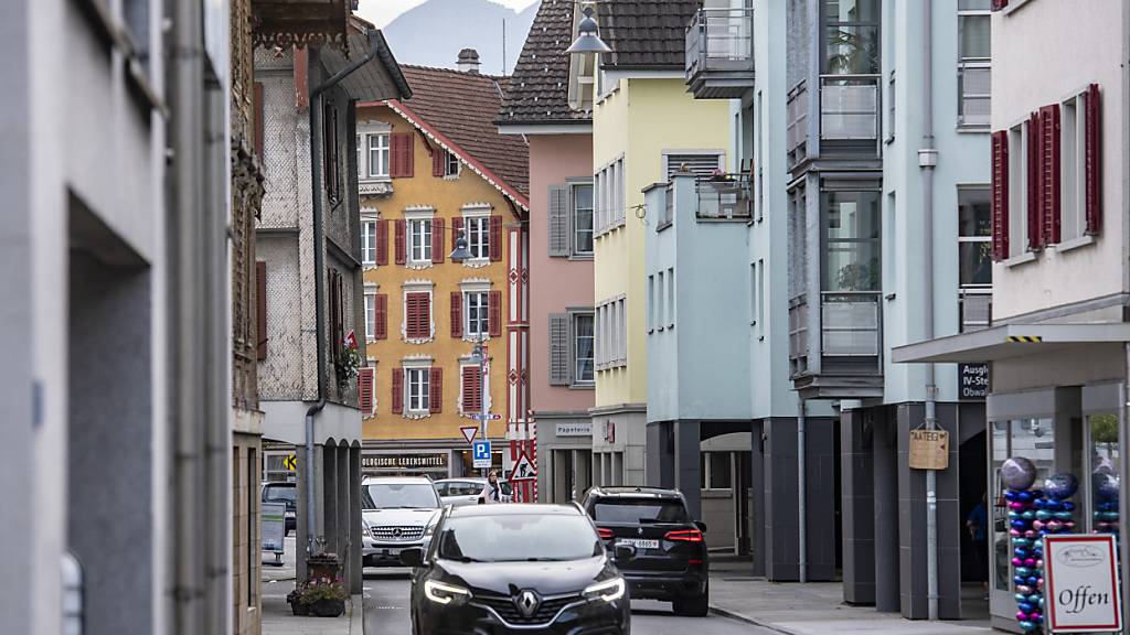 Die Brünigstrasse ist im Dorfzentrum von Sarnen streckenweise eng. (Archivaufnahme)