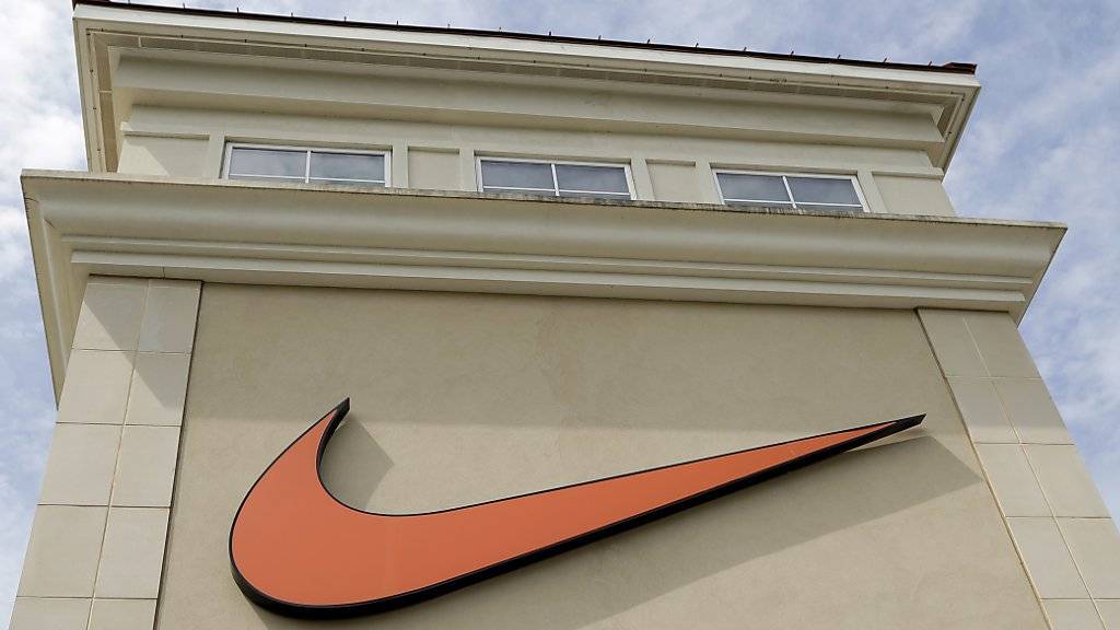 Der US-Sportartikelriese Nike hat, angetrieben von starken Online-Verkäufen, ein weiteres Quartal mit glänzenden Ergebnissen abgeliefert. (Symbolbild)