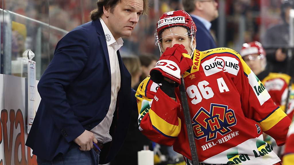 Martin Steinegger - hier im Gespräch mit Stürmer Damien Brunner - sprang in der Schlussphase interimistisch als Trainer des EHC Biel ein