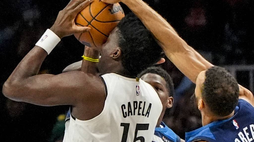 Harter Kampf: Atlantas Clint Capela setzt sich gegen Minnesotas Rudy Gobert durch