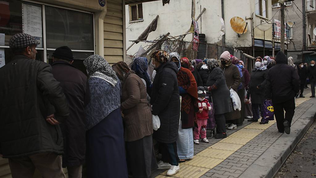 Seit Wochen ein typisches Bild in Ankara: Menschen stehen Schlange, um Brot zu kaufen. Foto: Burhan Ozbilici/AP/dpa
