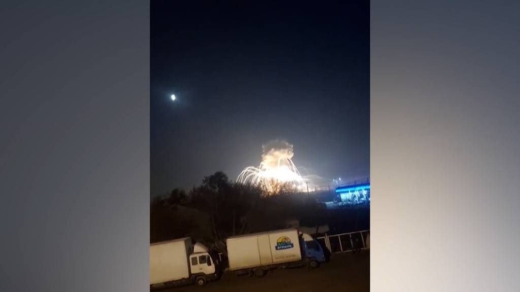Unter Beschuss: Videos zeigen Explosionen in der Ukraine
