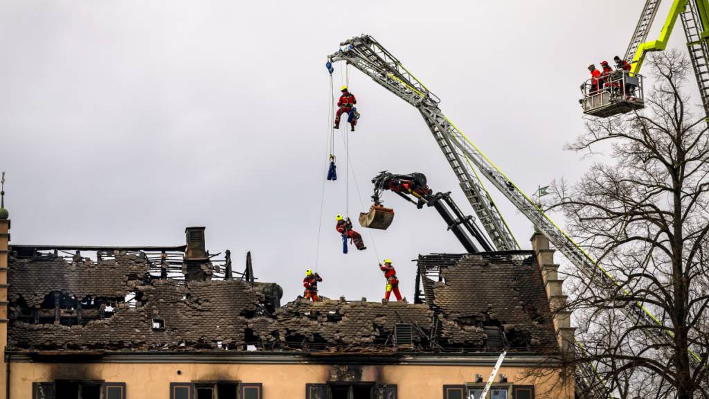 Am Montagnachmittag hob die Feuerwehr noch die Lüftungsanlage aus dem Dachstock, danach beendete sie ihren Einsatz. (Archivbild)