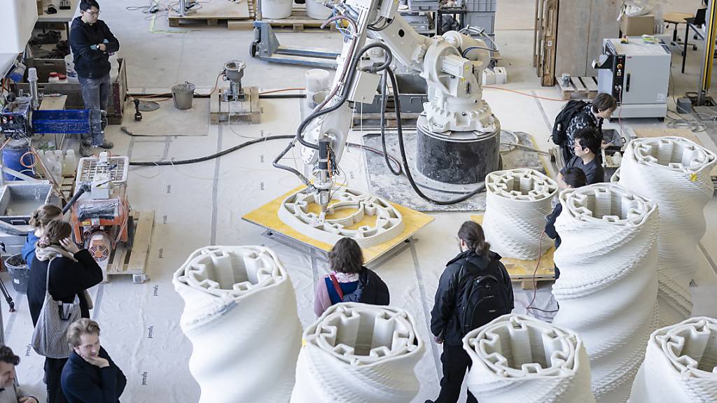 Ein Roboter fertigt in einem 3D-Druckverfahren aus Beton Säulen für den Weissen Turm von Mulegns fertigt,