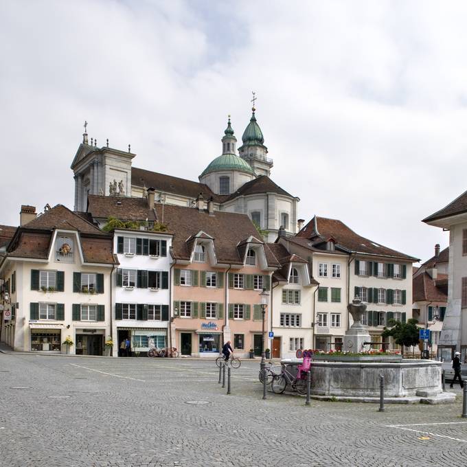 Parkplätze temporär gestrichen: Klosterplatz in Solothurn wird umgewandelt