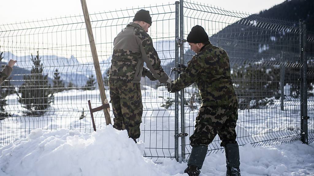 Armeeangehörige in Davos im Einsatz. Viele von ihnen sind am Montag  wegen des WEF zum Dienst eingerückt. (Archivbild)